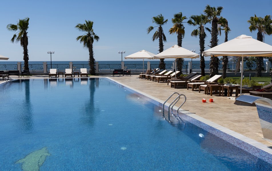 Бассейн отеля Fams