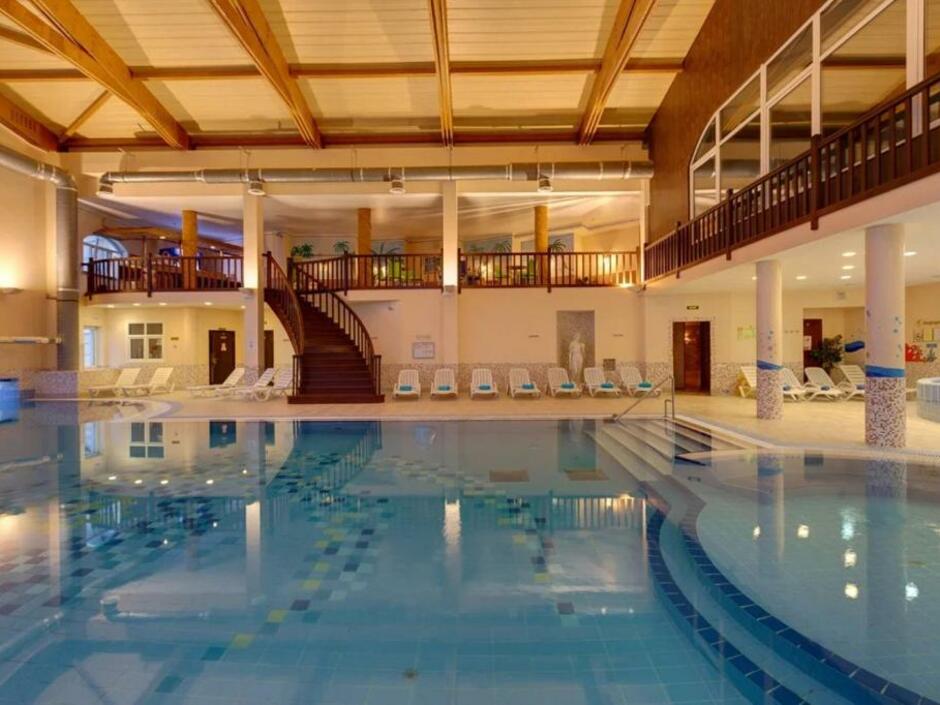 Бассейн в отеле Гранд Петергоф