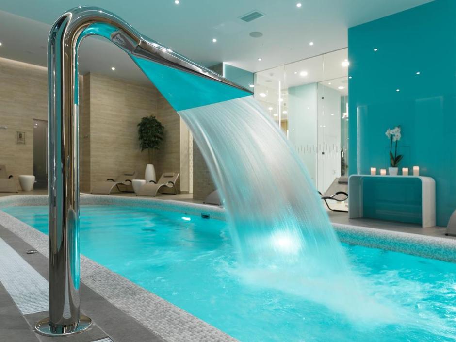 Бассейн в отеле Первая линия Health Care Resort