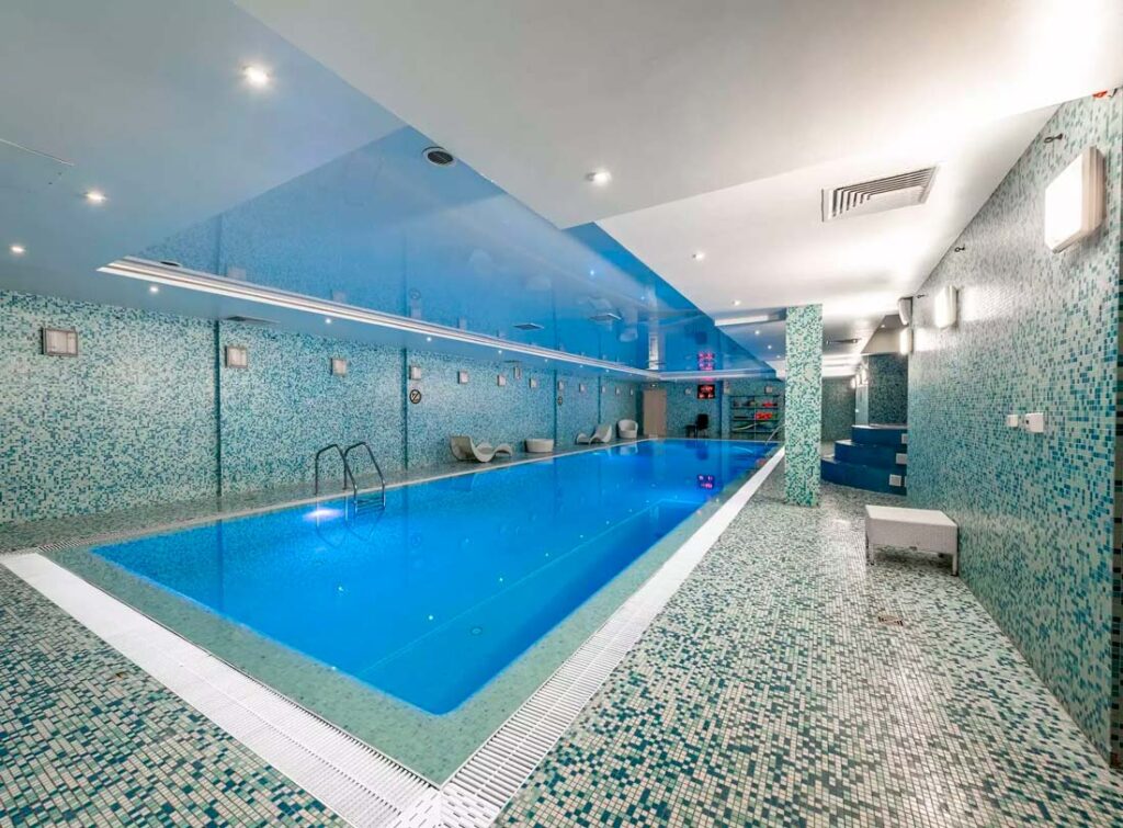 Бассейн в отеле Новый Петергоф 4*