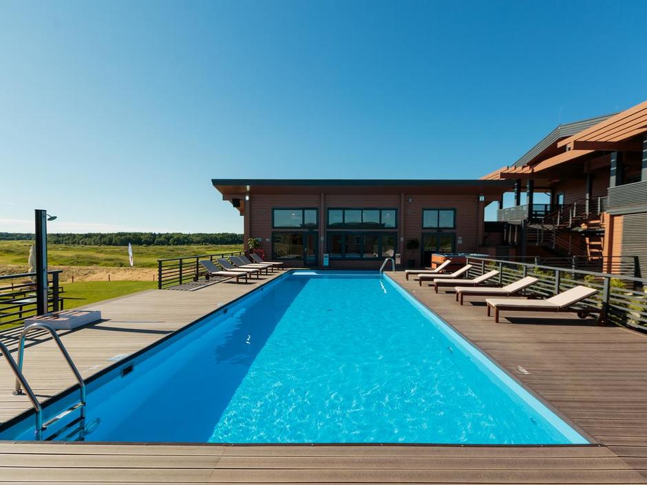 Бассейн отеля Gorki Golf & Resort 4*