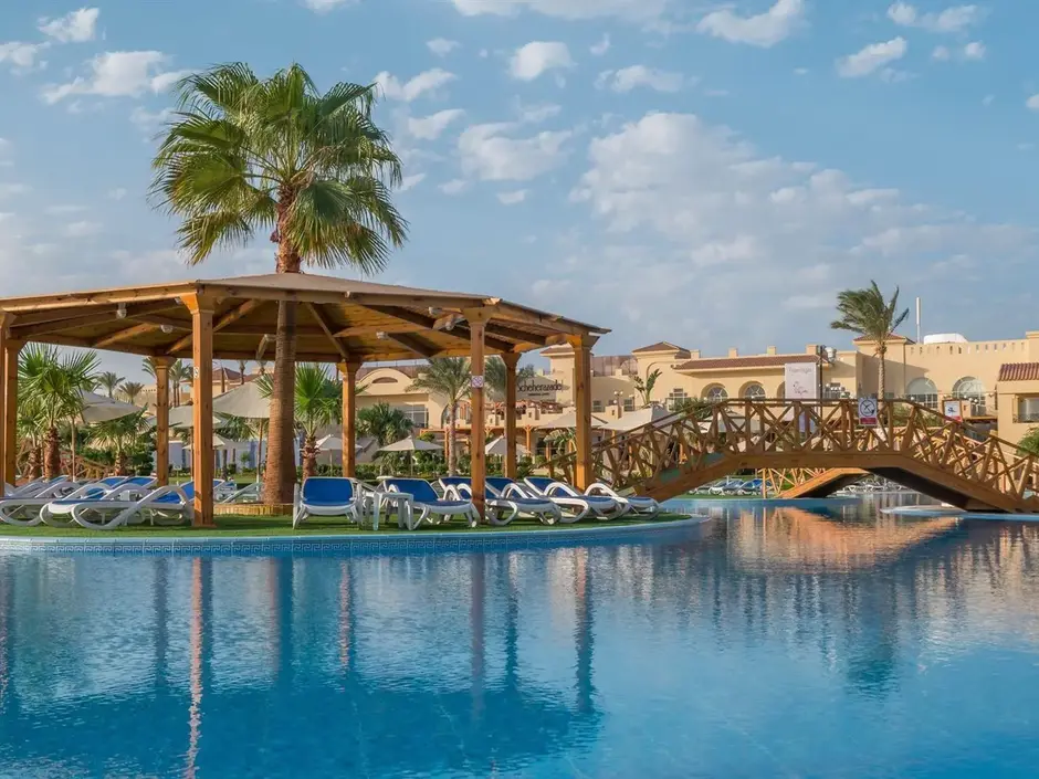 Бассейн в отеле Cleopatra Luxury Resort Makadi Bay 5*