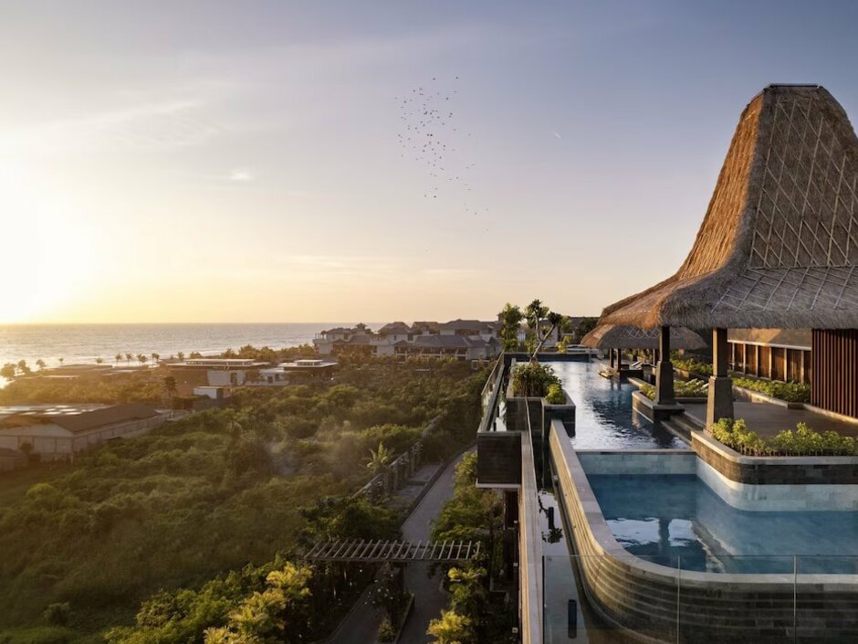 Отель Holiday Inn Resort Bali Canggu 4*