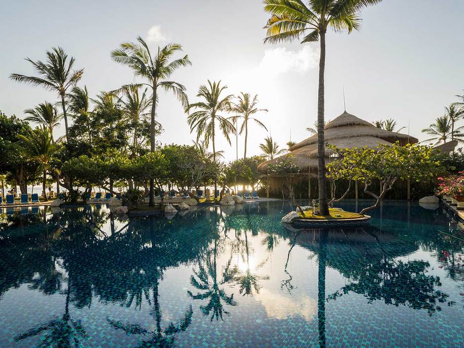 Территория отеля Nusa Dua Beach Hotel & Spa 5*