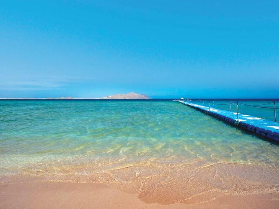 Пляж и понтон отеля Baron Resort 5*