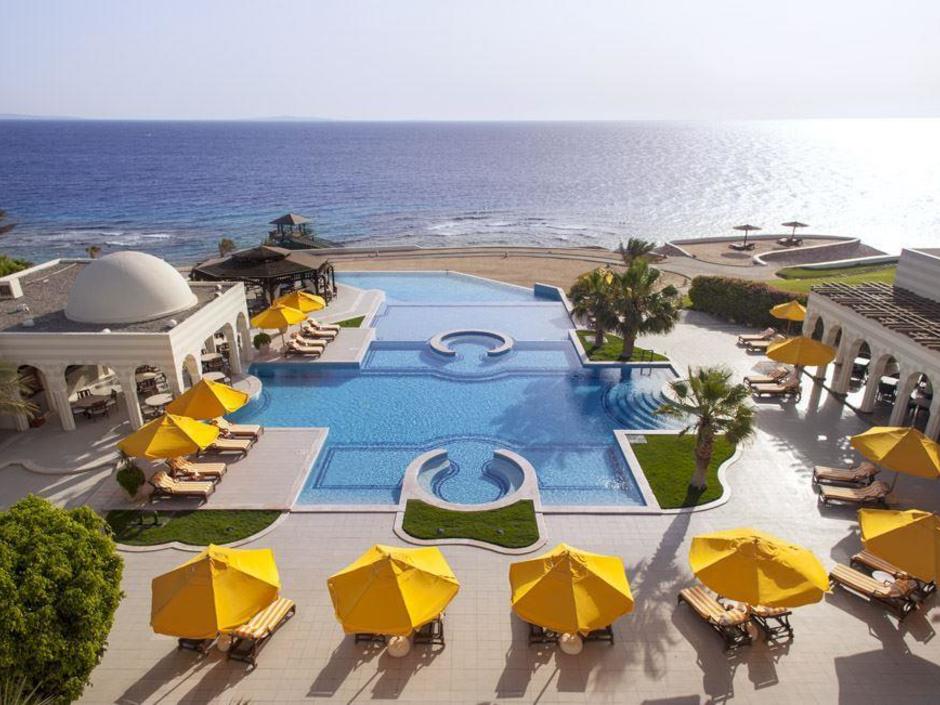 Бассейн на территории отеля The Oberoi Beach Resort 5*