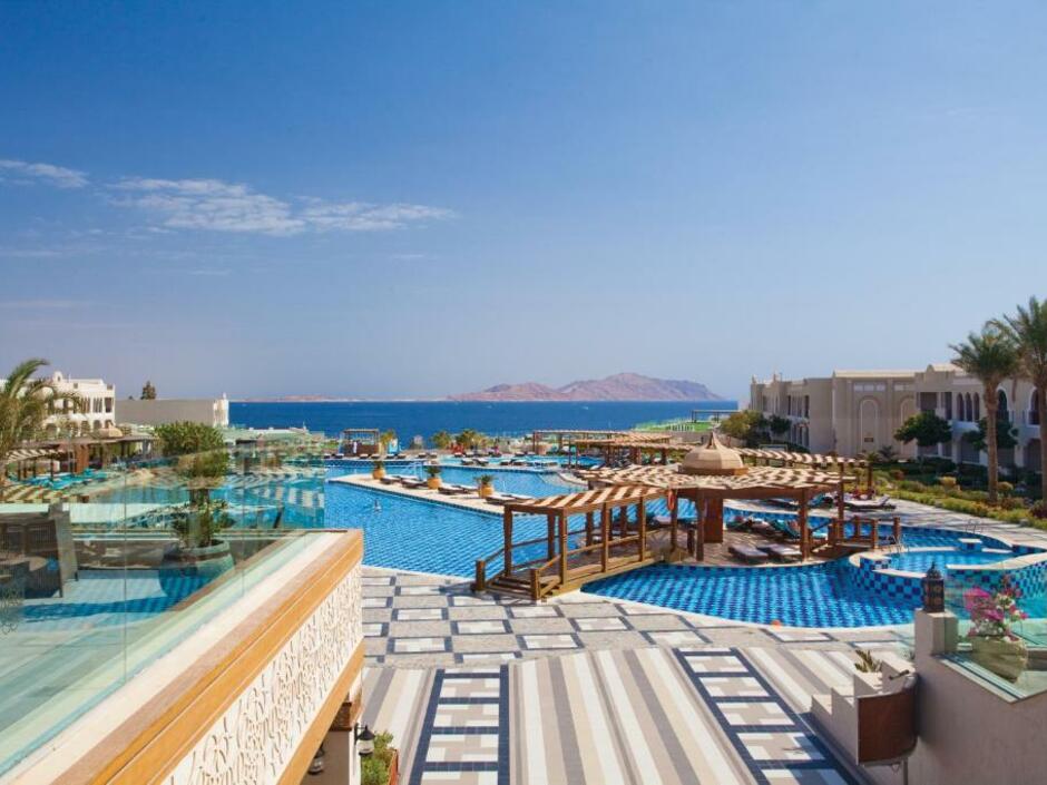 Бассейны на территории отеля Sunrise Arabian Beach Resort - Grand Select 5*