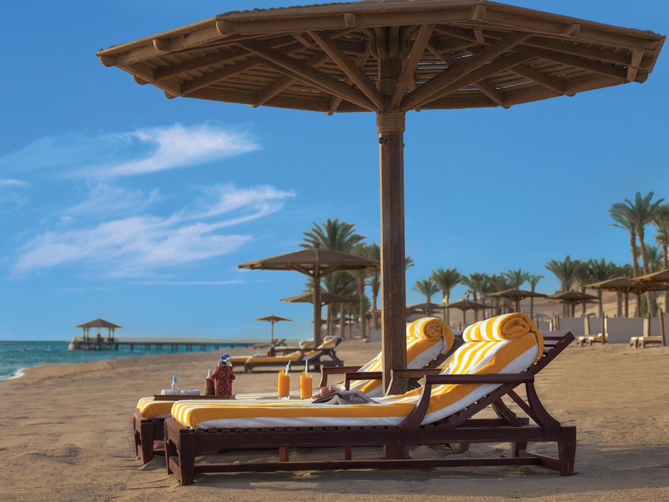 Лежаки на пляже отеля The Oberoi Beach Resort 5*