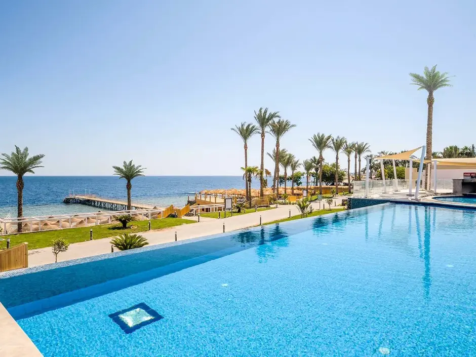 Бассейн и пирс в отеле Sunrise Remal Beach Resort 5*