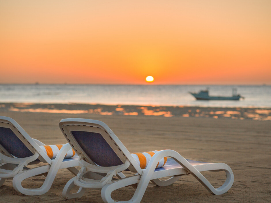 Лежаки на пляже отеля Hilton Marsa Alam Nubian Resort 5*