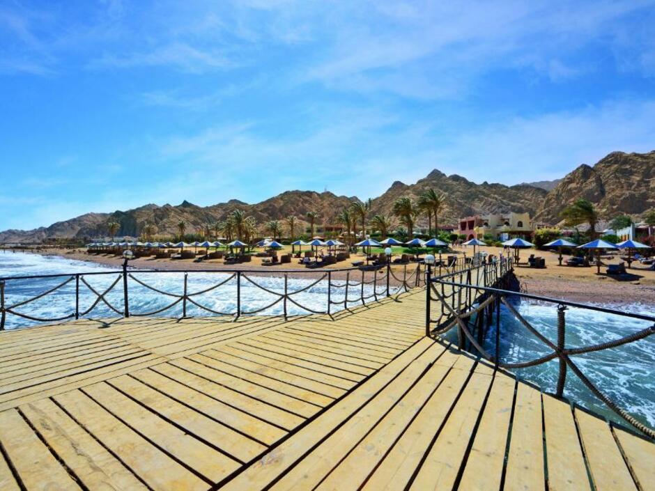 Понтон на пляже отеля Tropitel Dahab Oasis 4*