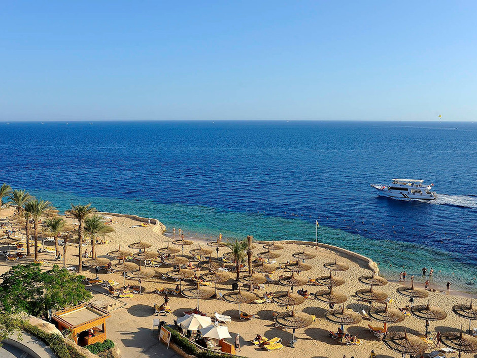 Пляж отеля Reef Oasis Blue Bay Resort & Spa 5*