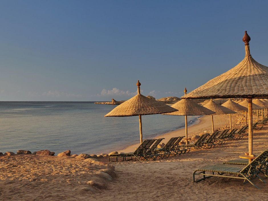 Лежаки на пляже отеля Park Regency Resort Sharm El Sheikh 5*