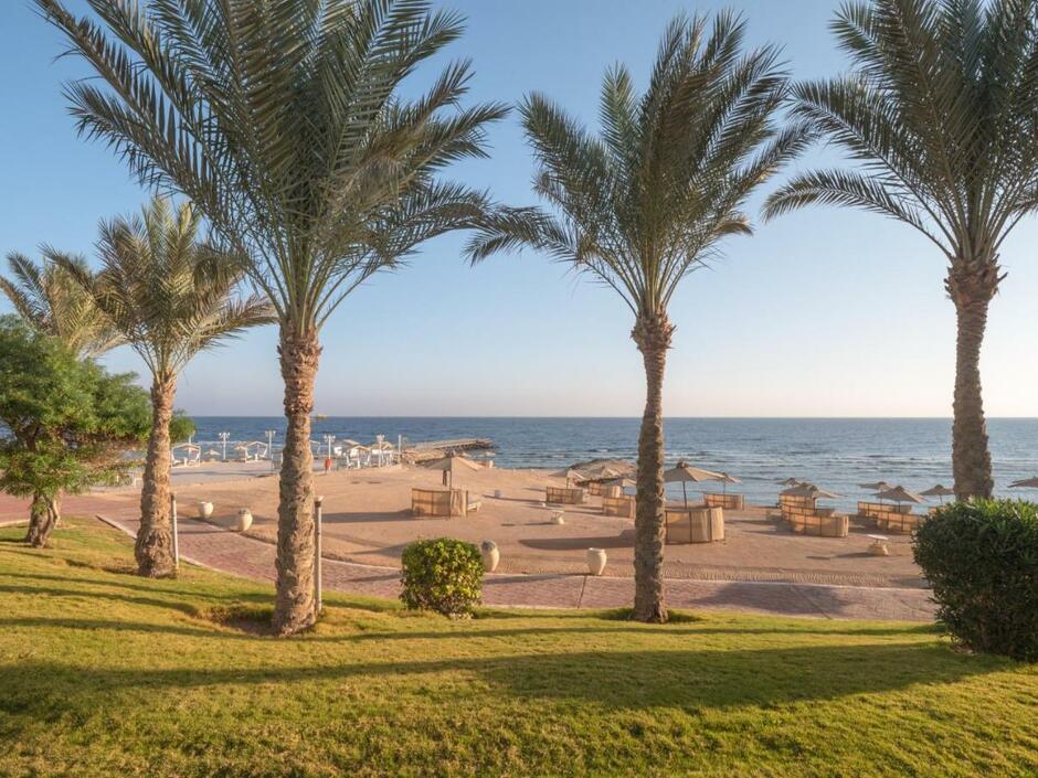 Пляж в отеле Serenity Alpha Beach 5*