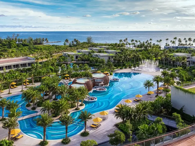 Территория отеля Pullman Phu Quoc Beach Resort 5*