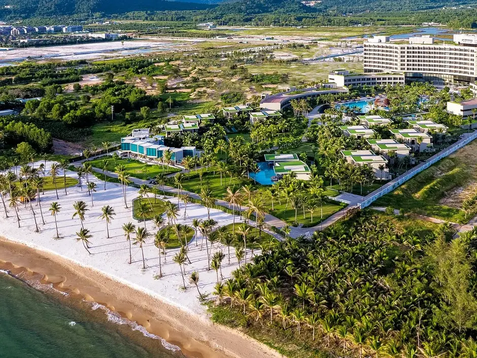 Пляж отеля Pullman Phu Quoc Beach Resort 5*